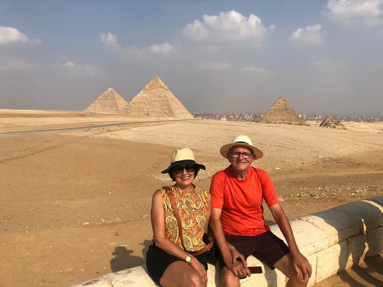 Casal de clientes da EGP Viagens em frente às Pirâmides de Gizé
