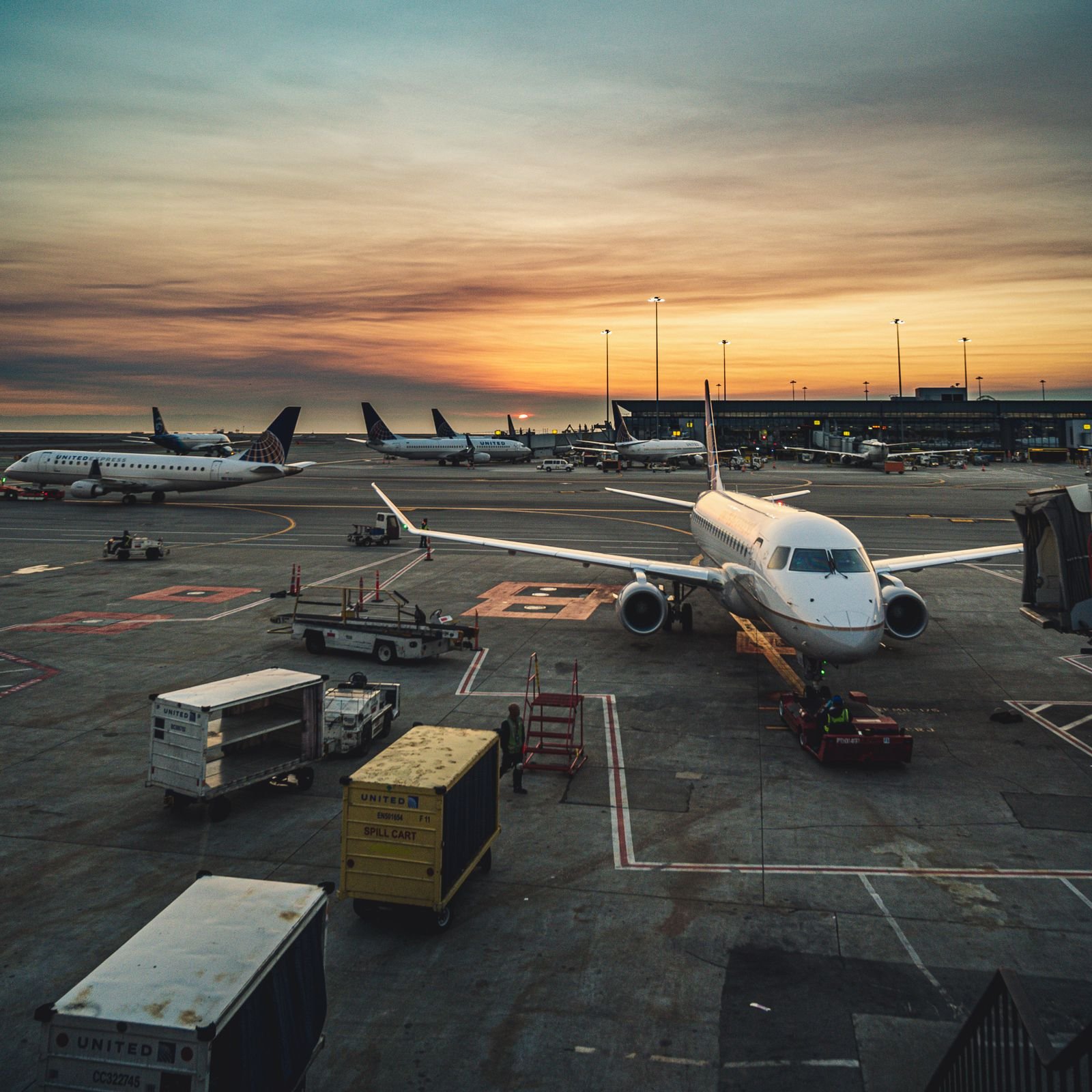 Balcão de imigração em aeroporto internacional, onde é feita a verificação de documentos e certificado de vacinação para entrar no Egito
