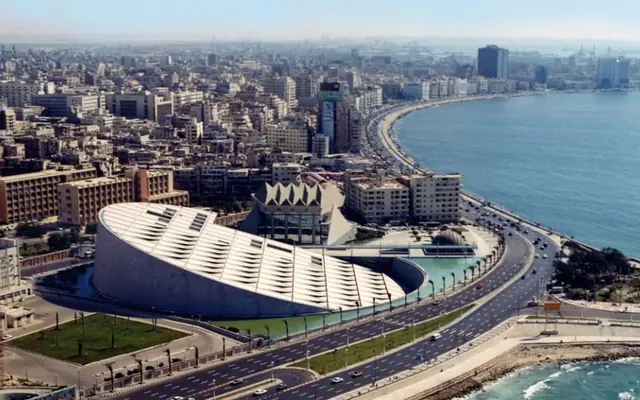 Vista aérea da Biblioteca de Alexandria ao lado da orla