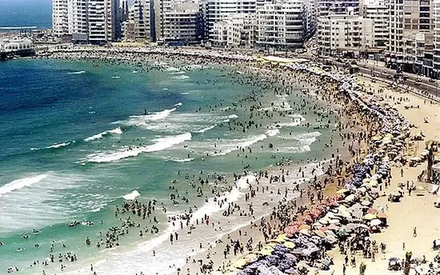 Praia urbana e prédios ao longo da orla de Alexandria