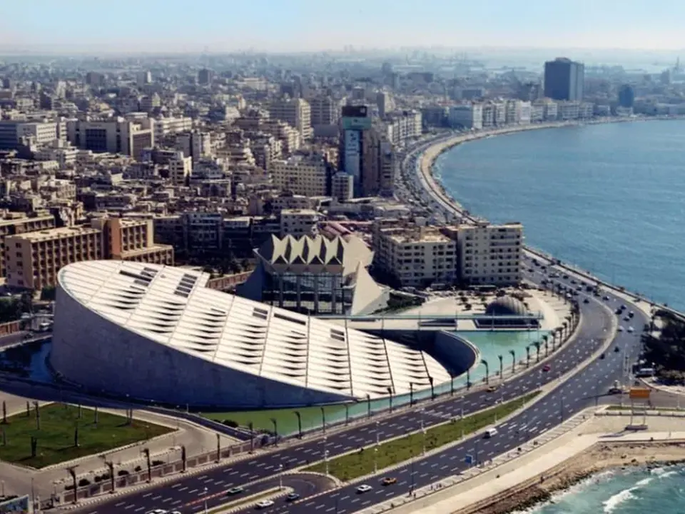 Vista aérea da Biblioteca de Alexandria e da orla do Mediterrâneo