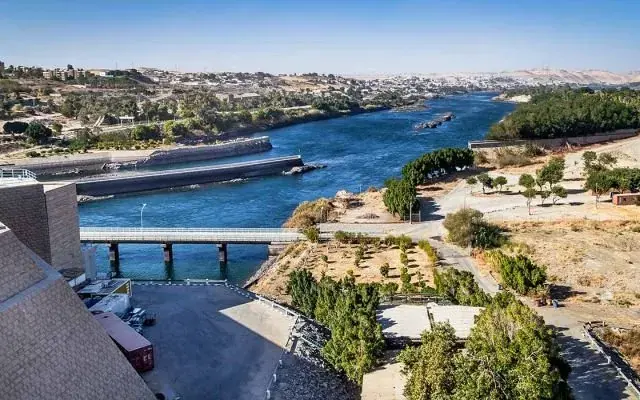 Vista aérea da represa de Aswan e do Nilo