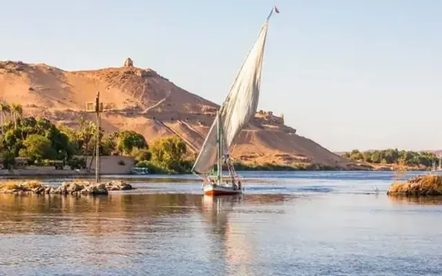 Felucca de vela branca navegando no Nilo, em Aswan