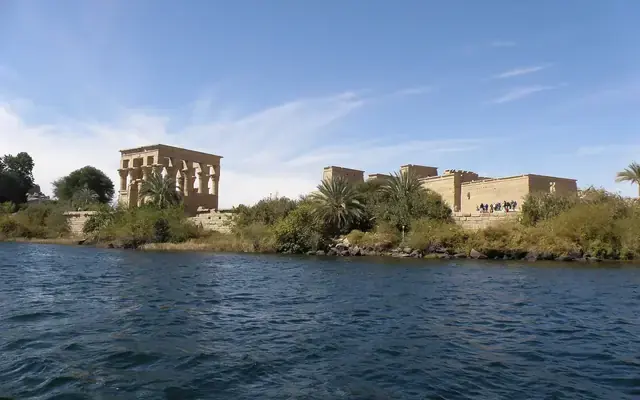 Templo de Philae numa ilha do Nilo, visto do barco