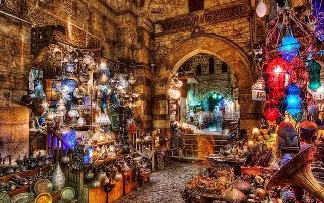 Lojas de lanternas no bazar Khan el-Khalili