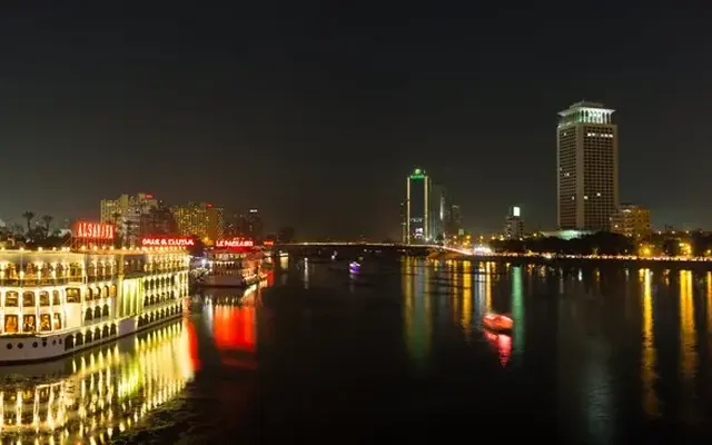 Barcos iluminados no Rio Nilo à noite no Cairo