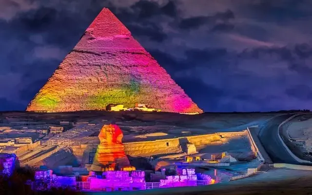 Pirâmide e Esfinge iluminadas durante o show de som e luz