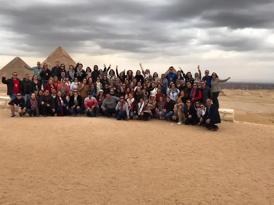 Grupo de clientes da EGP Viagens comemorando em frente às Pirâmides de Gizé