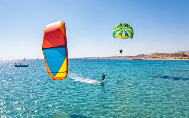 Esportes náuticos: parasailing e kitesurf — imagem ilustrativa