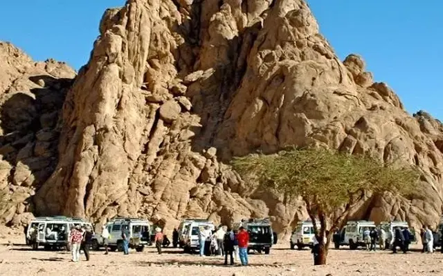 Jipe de safári sobre as dunas do deserto de Hurghada ao pôr do sol