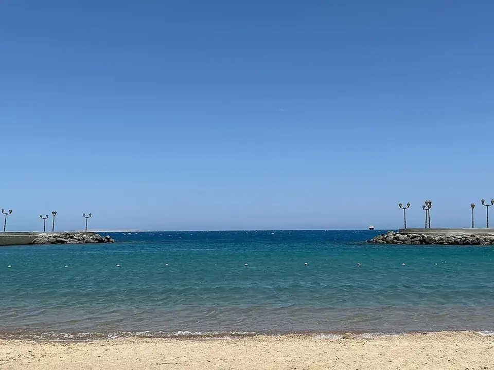 Praia de águas azuis e calmas no Mar Vermelho, em Hurghada