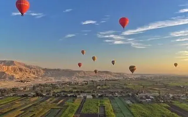 Balões sobre a margem oeste de Luxor ao amanhecer