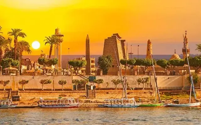 Feluccas no Nilo diante de Luxor ao pôr do sol