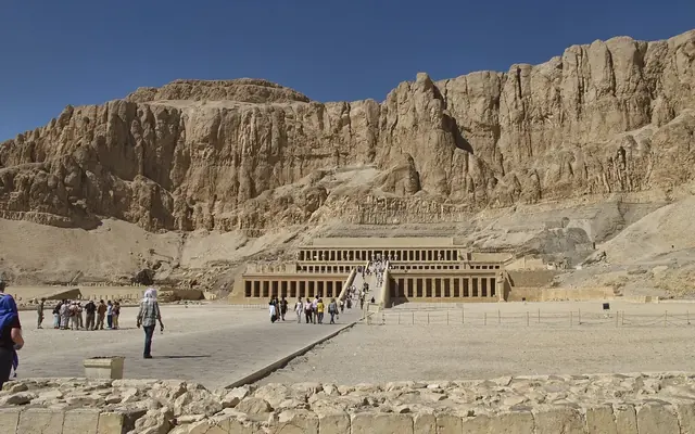 Templo de Hatshepsut aos pés das falésias de Deir el-Bahari