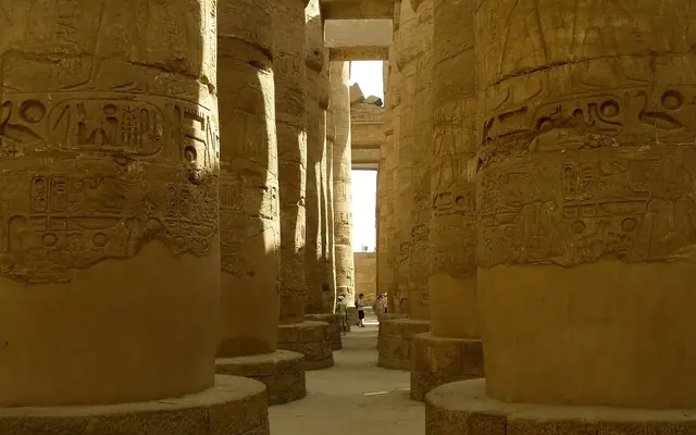 Colunas do Grande Salão Hipostilo do Templo de Karnak