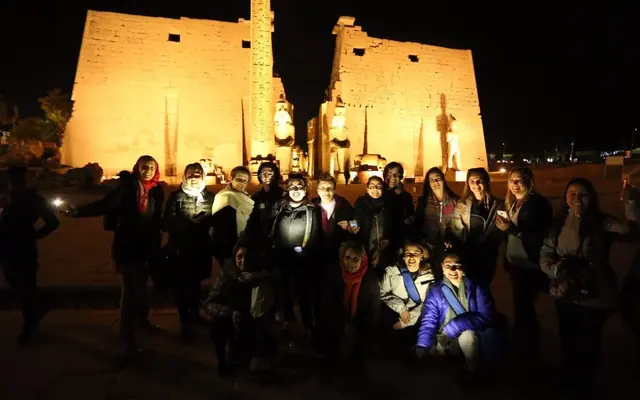 Grupo da EGP Viagens no Templo de Luxor iluminado à noite