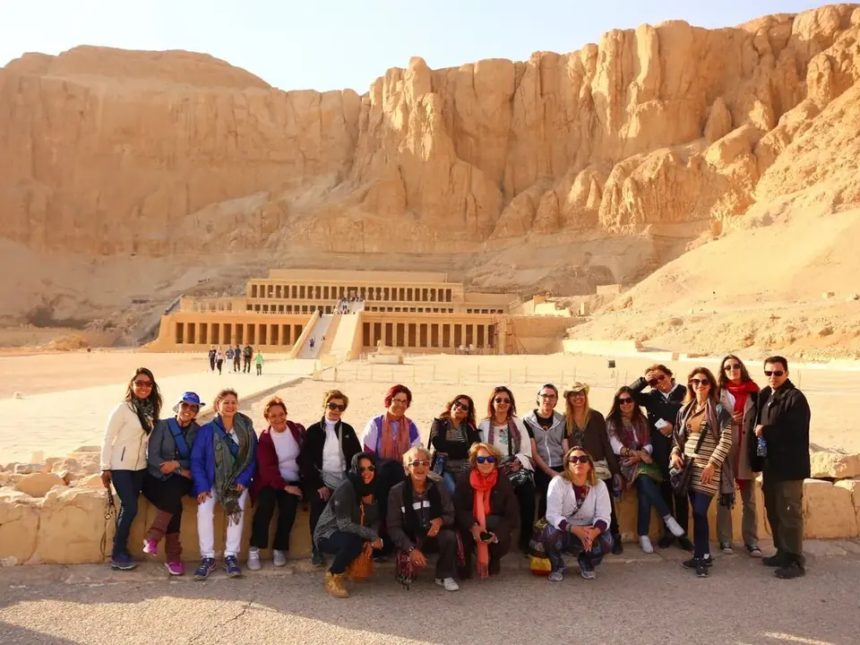 Grupo de clientes da EGP Viagens em frente ao Templo de Hatshepsut, em Luxor