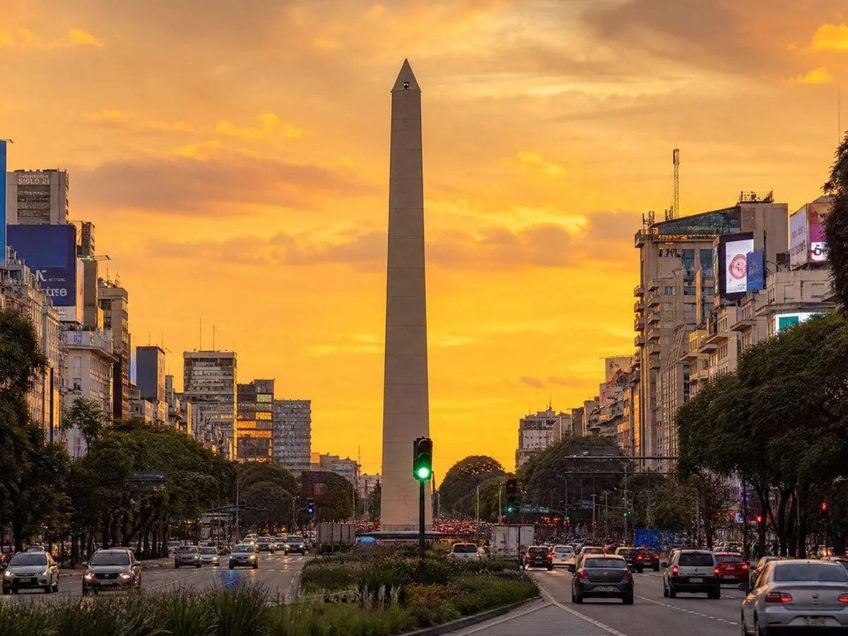O Obelisco de Buenos Aires ao pôr do sol, na Argentina