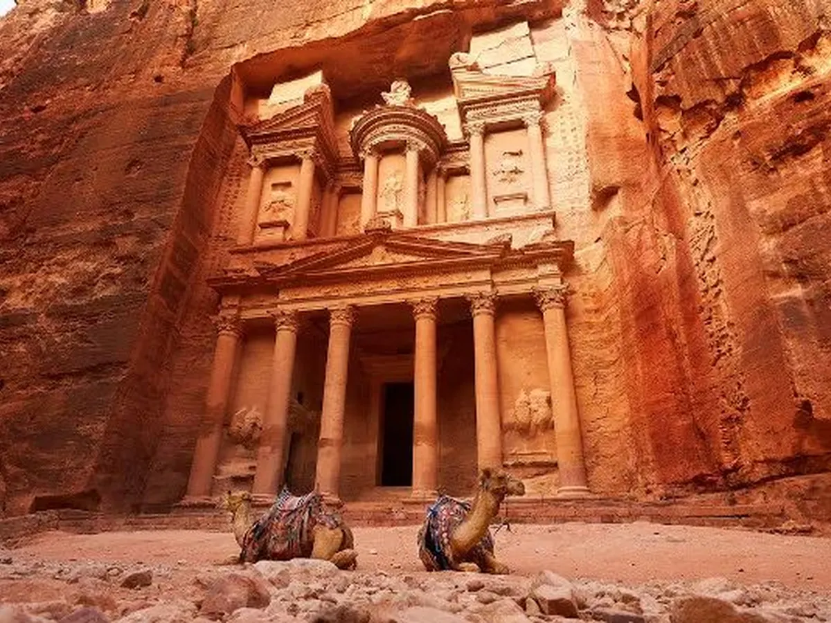 O Tesouro de Petra, na Jordânia, com camelos em frente
