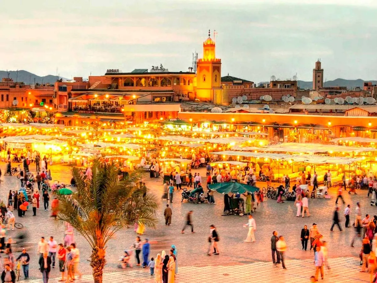 A praça Jemaa el-Fna em Marrakech ao entardecer, no Marrocos