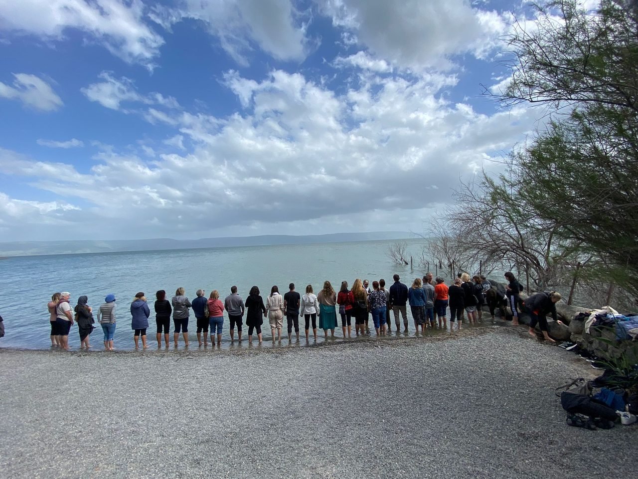 Grupo de clientes da EGP Viagens às margens do Mar da Galileia, em Israel