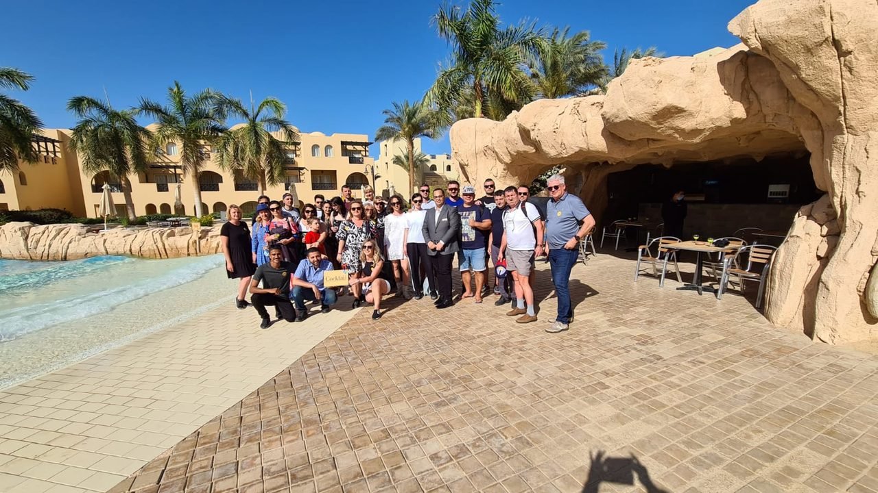 Grupo de clientes da EGP Viagens reunido no pátio de um resort no Egito