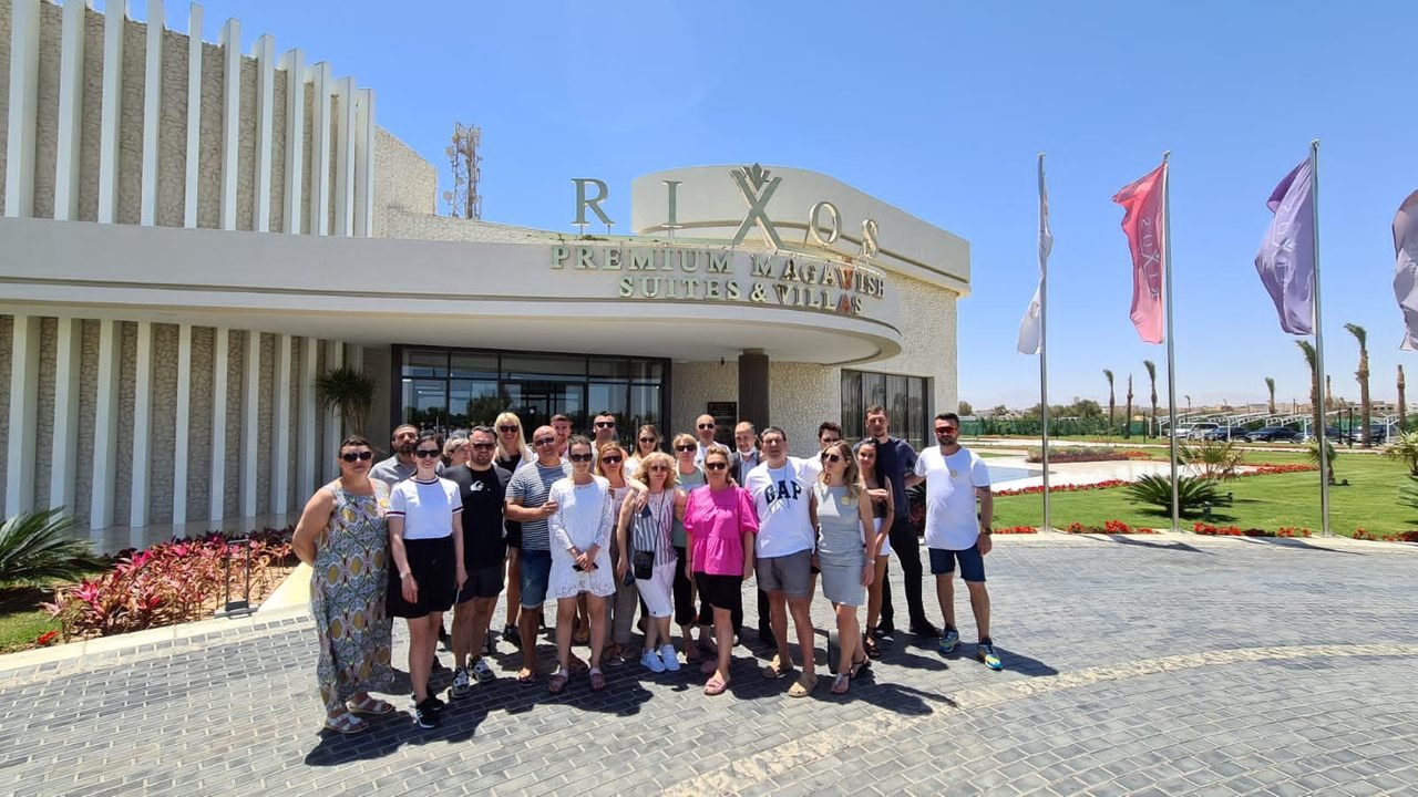 Grupo de clientes da EGP Viagens em frente ao resort Rixos, no Egito