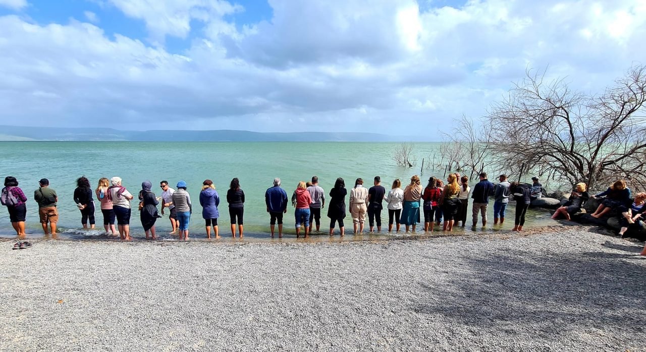 Grupo de clientes da EGP Viagens às margens do Mar da Galileia, em Israel