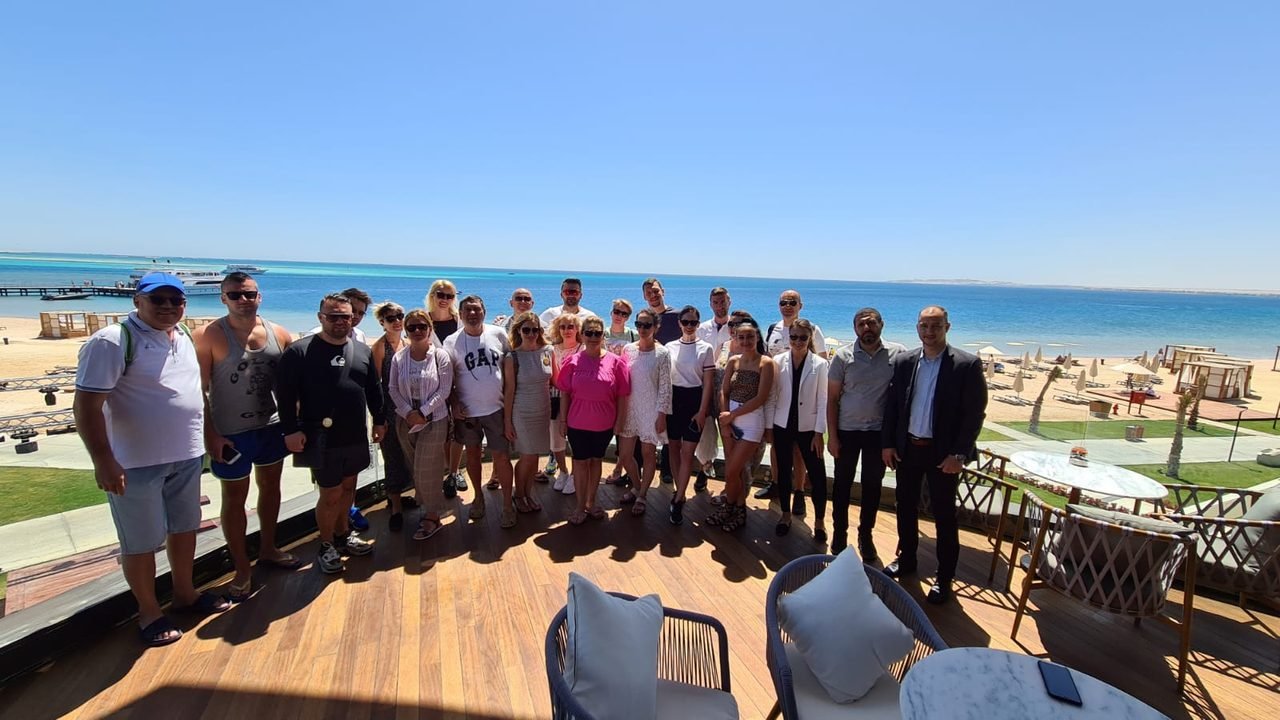 Grupo de clientes da EGP Viagens reunido à beira da piscina em resort no Egito