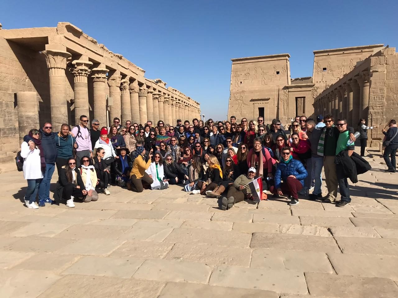 Grande grupo de clientes da EGP Viagens no Templo de Philae, em Aswan, Egito