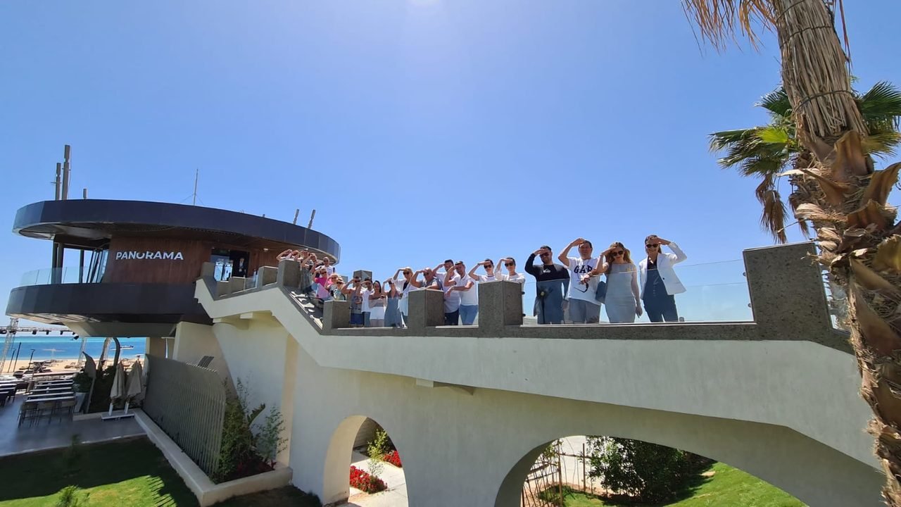 Grupo de clientes da EGP Viagens em um mirante panorâmico durante excursão
