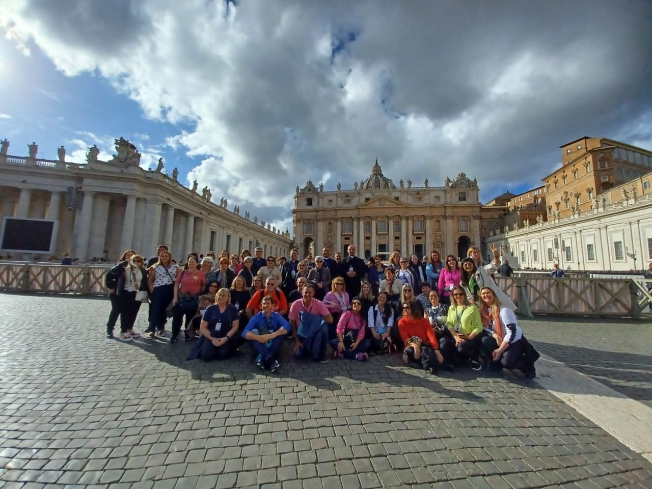 Grupo de clientes da EGP Viagens na Praça de São Pedro, no Vaticano