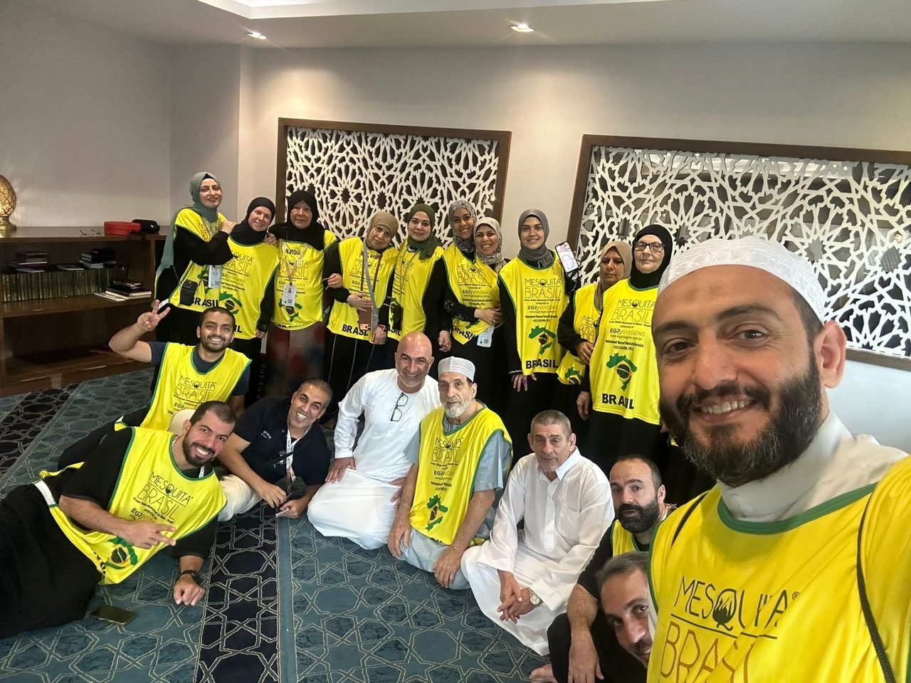 Grupo de clientes da EGP Viagens uniformizados durante roteiro religioso na Arábia Saudita