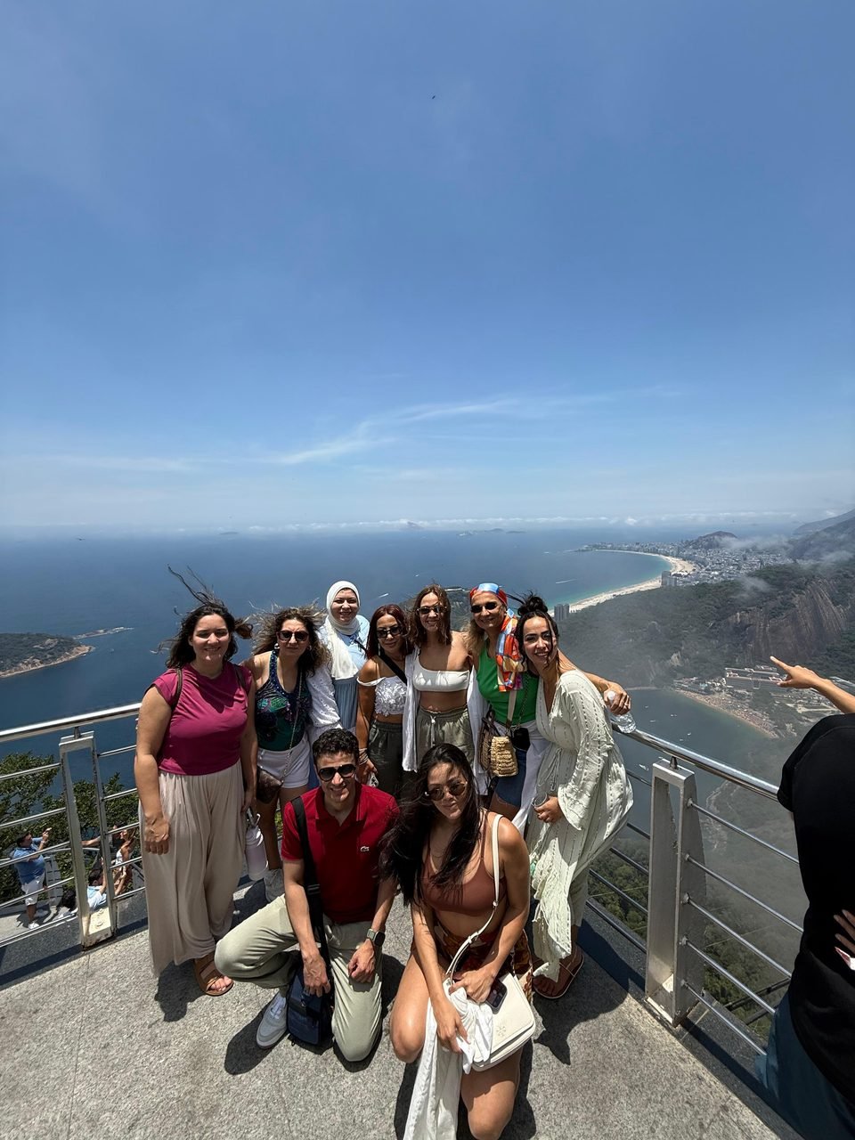 Grupo de clientes da EGP Viagens admirando a vista do Rio de Janeiro do alto do Corcovado