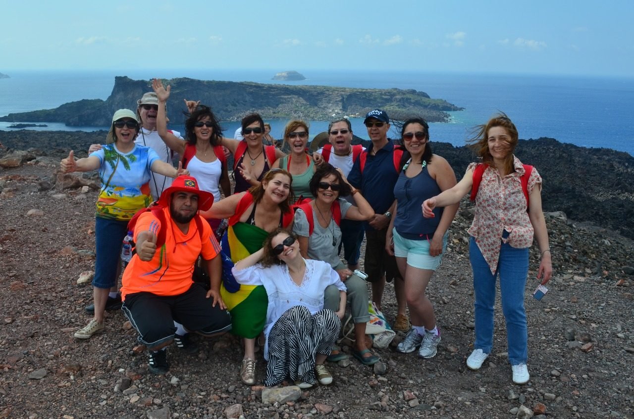 Grupo de clientes da EGP Viagens em um mirante com vista para o mar durante excursão