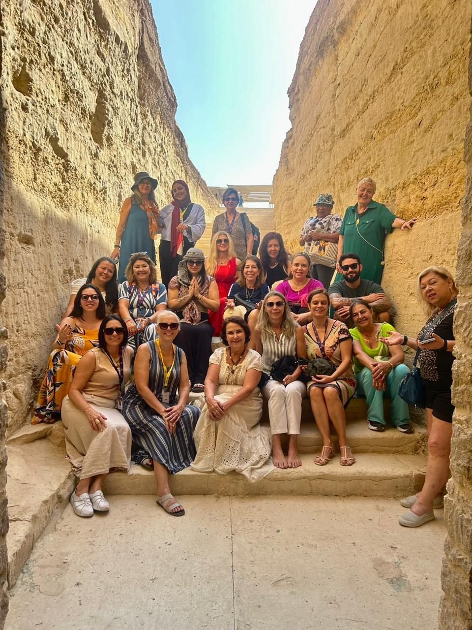 Grupo de clientes da EGP Viagens reunido em um sítio histórico durante excursão