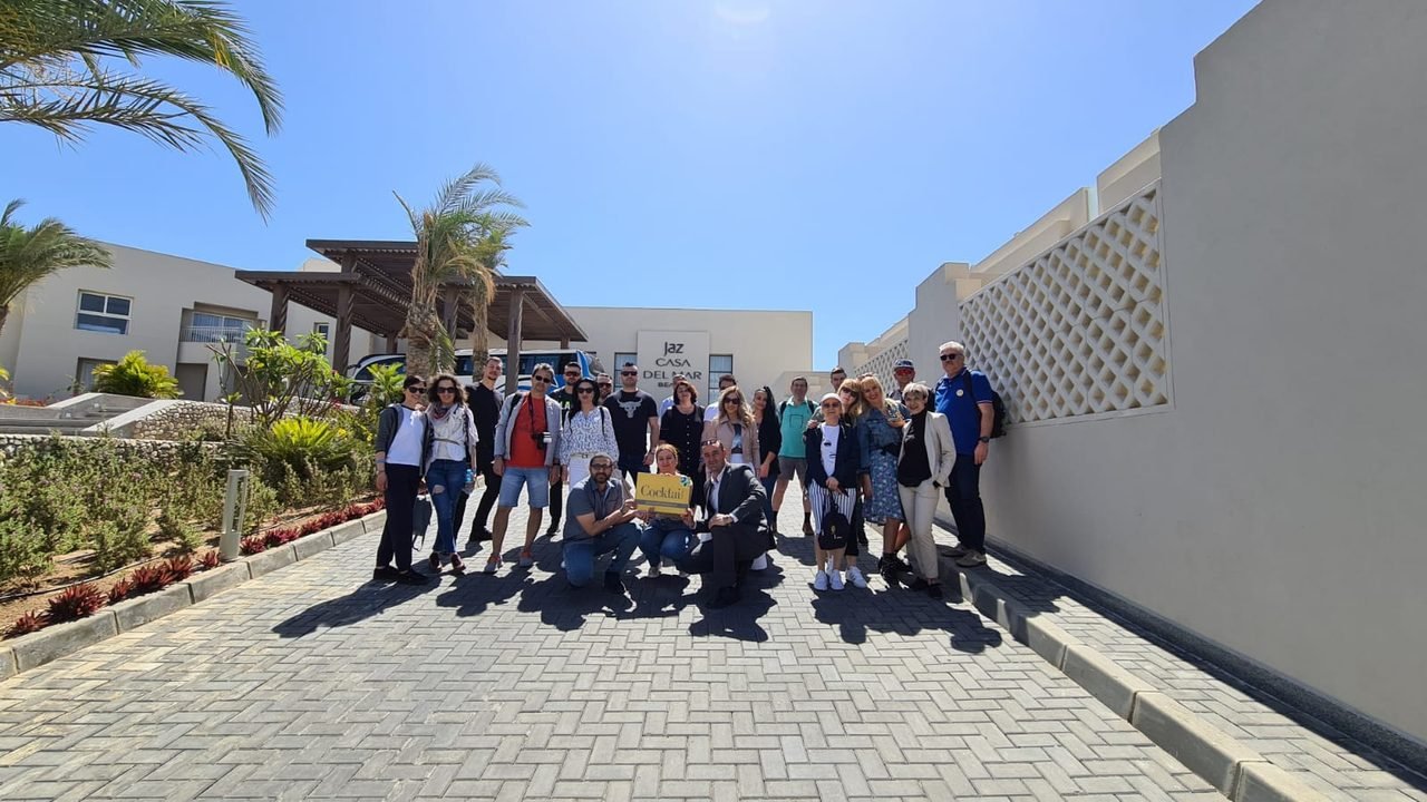 Grupo de clientes da EGP Viagens reunido no pátio de um resort no Egito