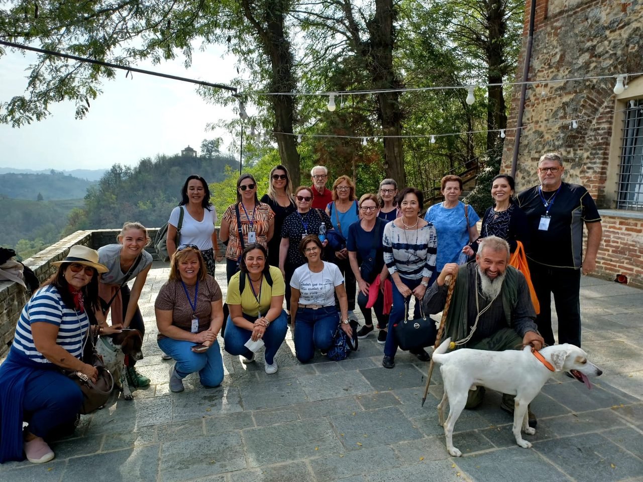 Pequeno grupo de clientes da EGP Viagens durante passeio por uma região histórica