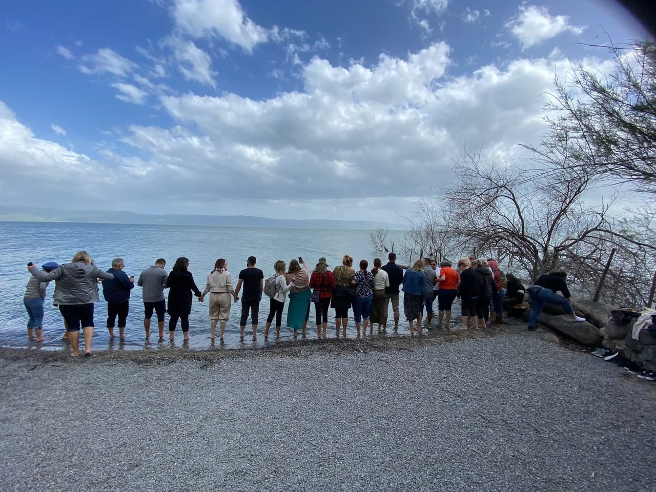 Grupo de clientes da EGP Viagens às margens do Mar da Galileia, em Israel