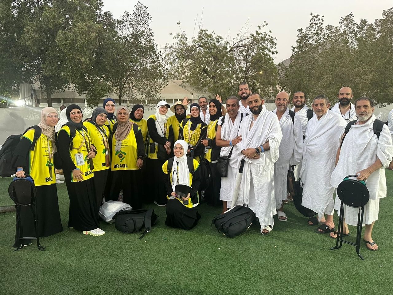 Grupo de clientes da EGP Viagens uniformizados durante roteiro religioso na Arábia Saudita