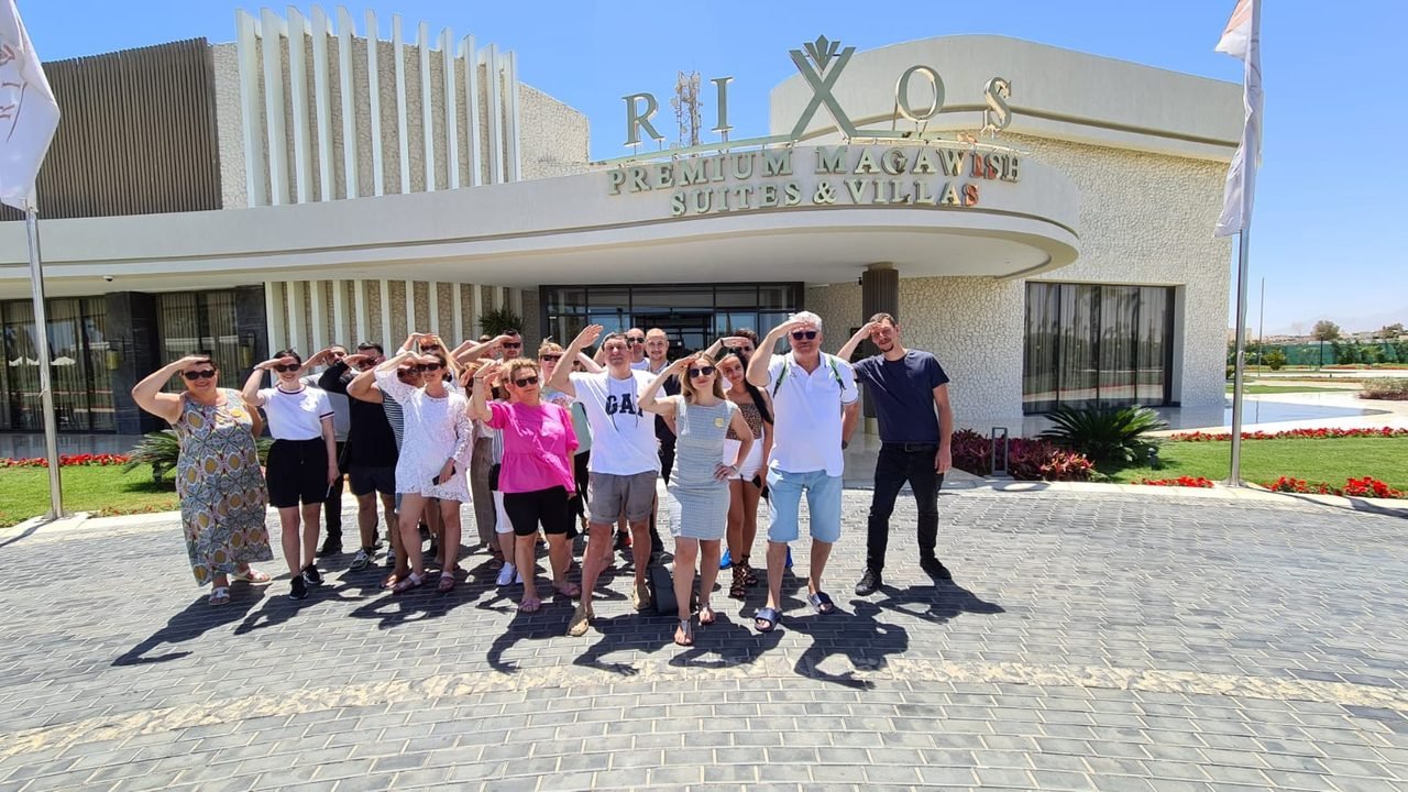 Grupo de clientes da EGP Viagens em frente ao resort Rixos, no Egito