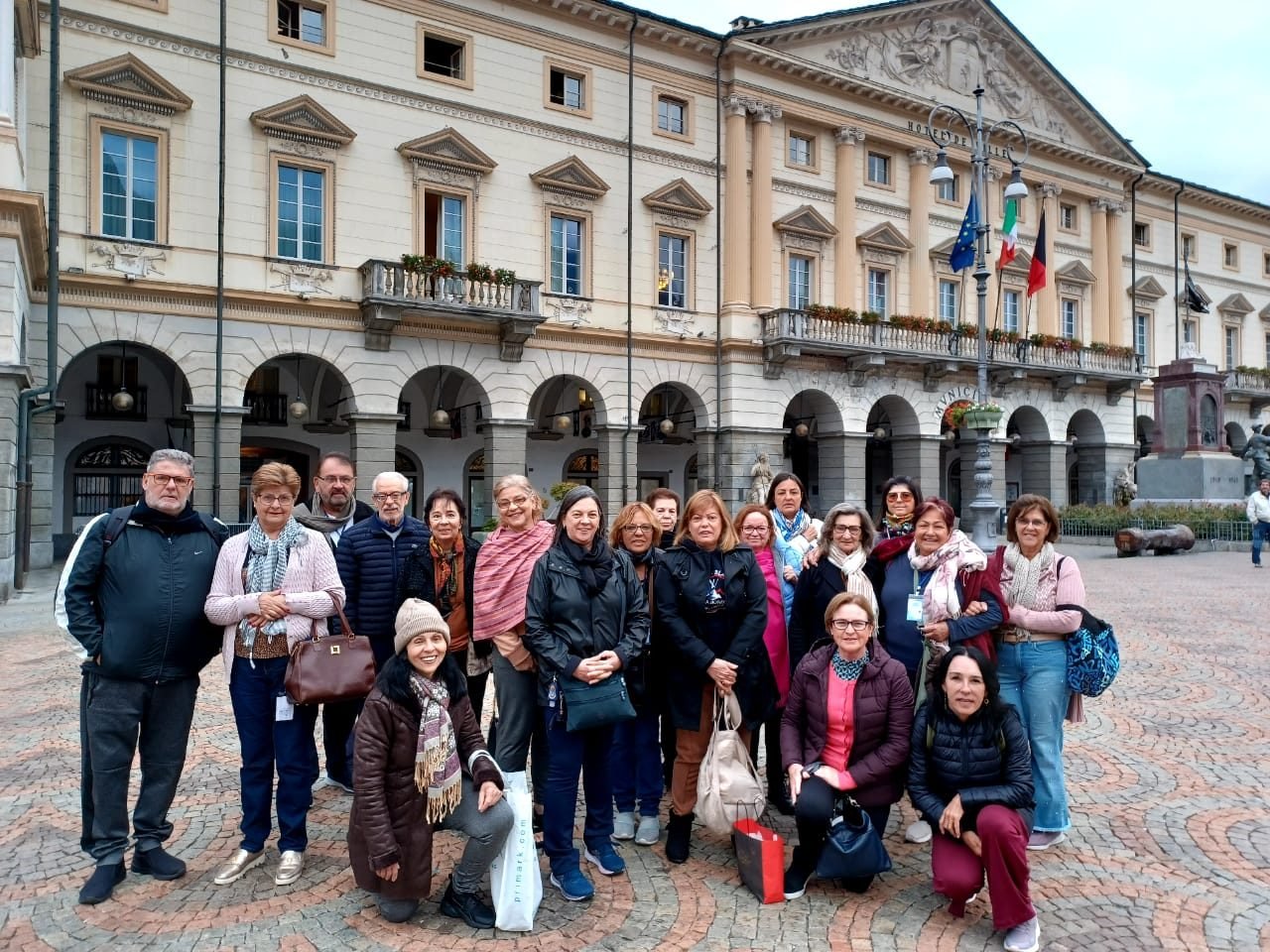 Grupo de clientes da EGP Viagens em uma praça histórica na Itália