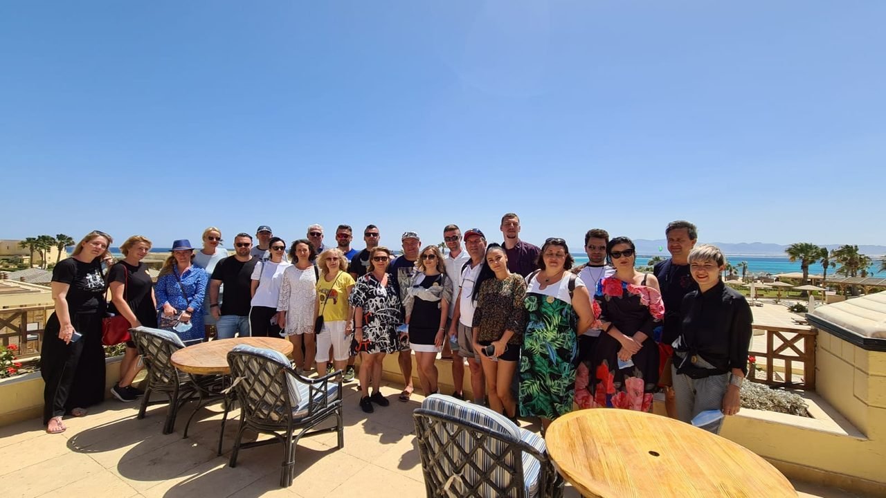 Pequeno grupo de clientes da EGP Viagens reunido em um terraço durante viagem