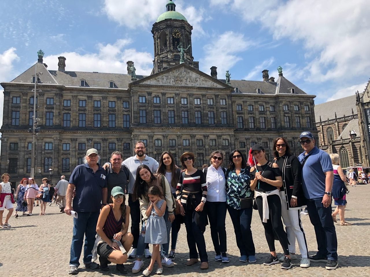 Grupo de clientes da EGP Viagens na Praça Dam, em Amsterdã, Holanda