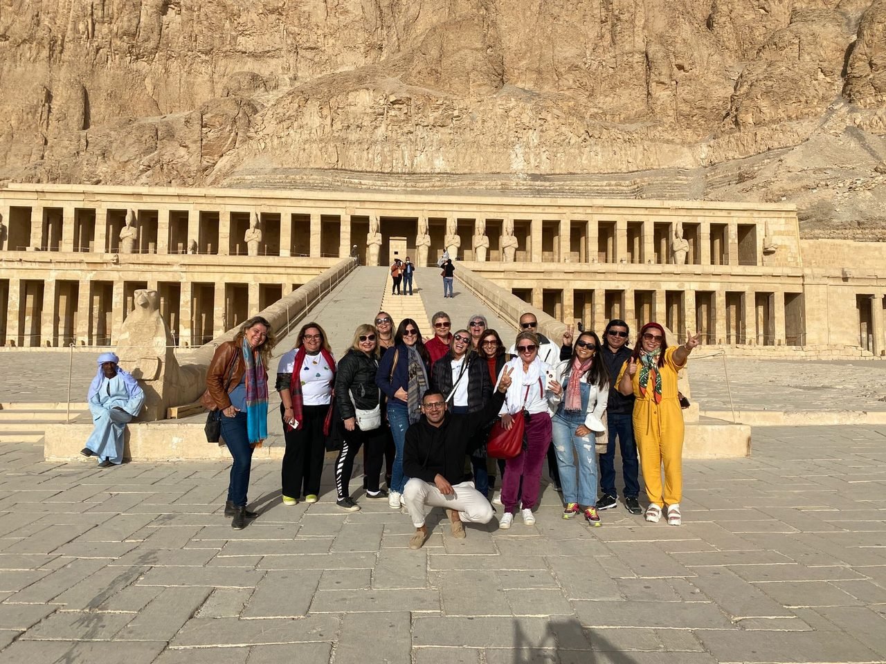 Grupo de clientes da EGP Viagens caminhando em direção ao Templo de Hatshepsut, em Luxor