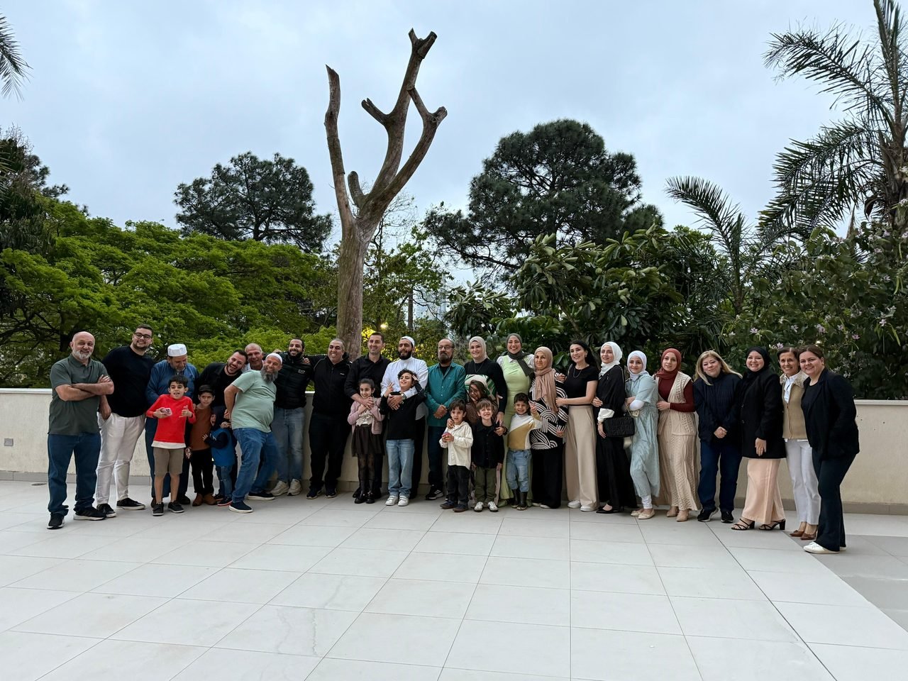 Pequeno grupo de clientes da EGP Viagens em um jardim durante passeio