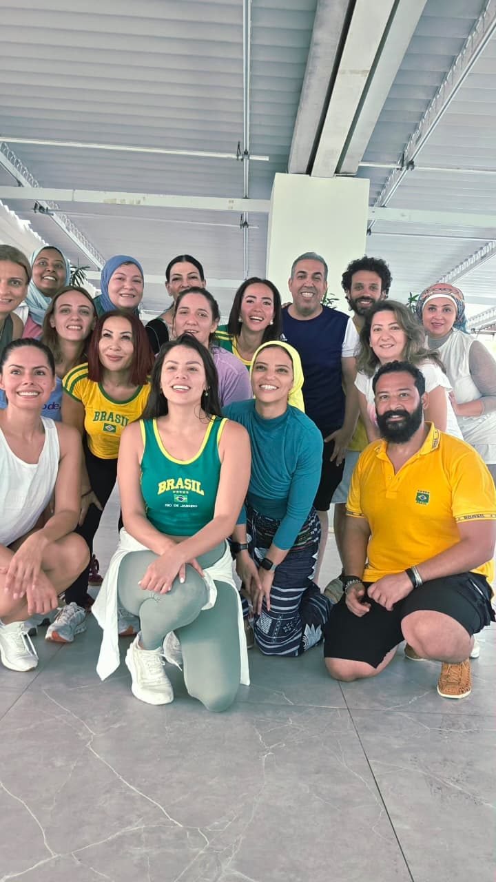 Grupo de clientes da EGP Viagens vestindo camisas do Brasil durante viagem