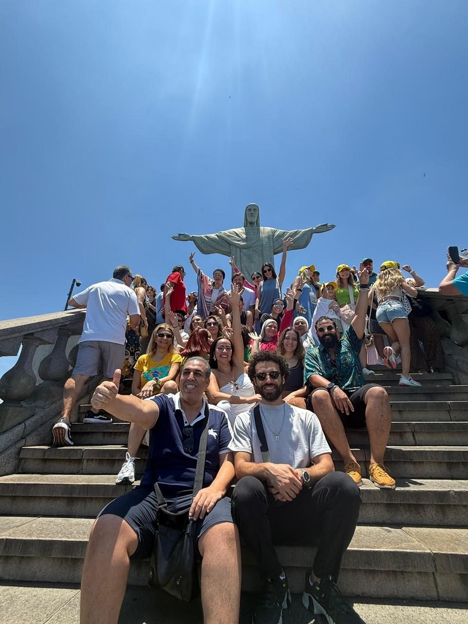 Grupo de clientes da EGP Viagens aos pés do Cristo Redentor, no Rio de Janeiro