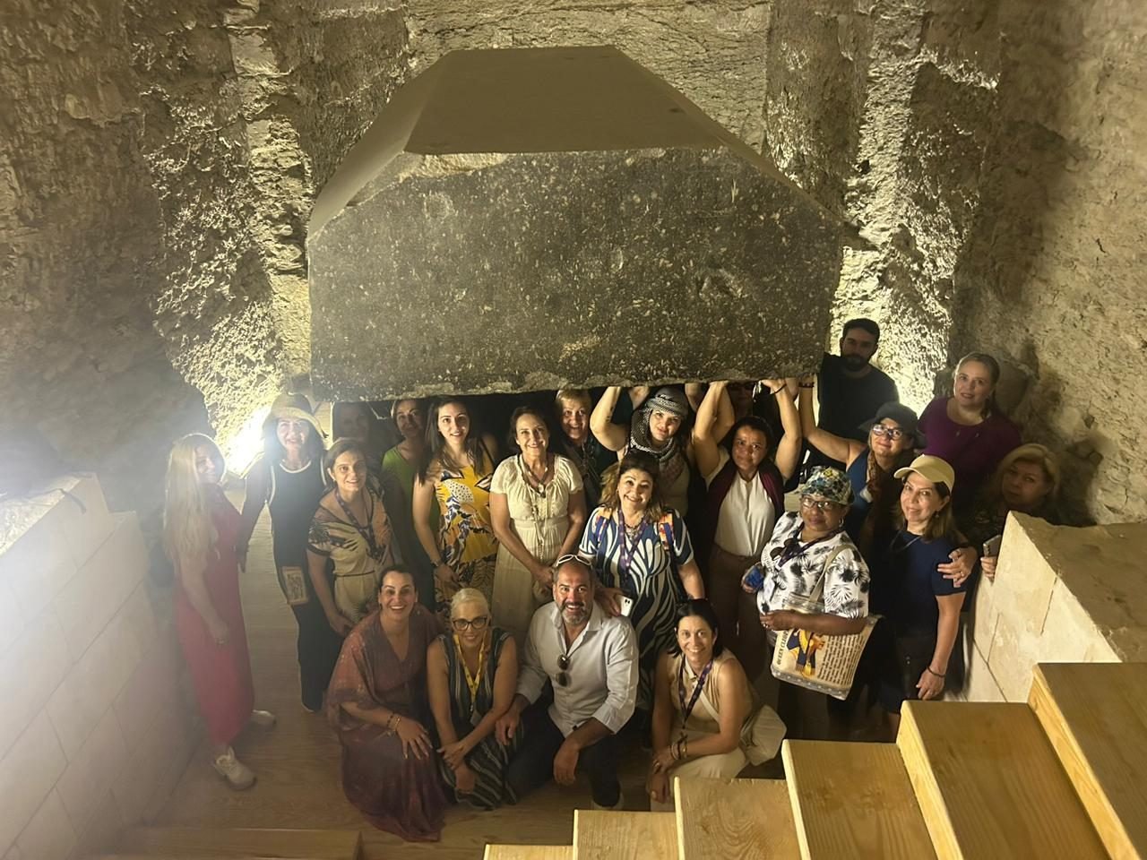 Grupo de clientes da EGP Viagens visitando o sarcófago de granito no Serapeum de Sacará, Egito