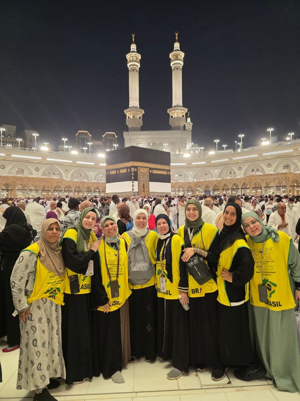 Grupo de clientes da EGP Viagens em frente à Caaba, durante roteiro religioso em Meca